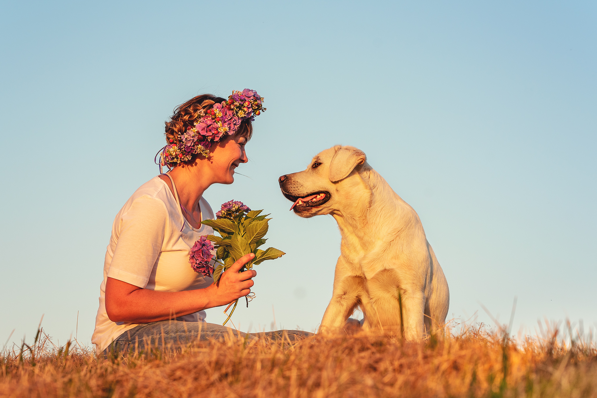 Sabine Henke mit ihrem Labrador auf der Wiese - Eggershoop-Labradore Garrel